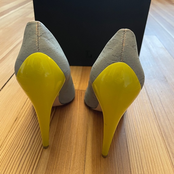 Grey cork and bright yellow color block high heels - Picture 2 of 6